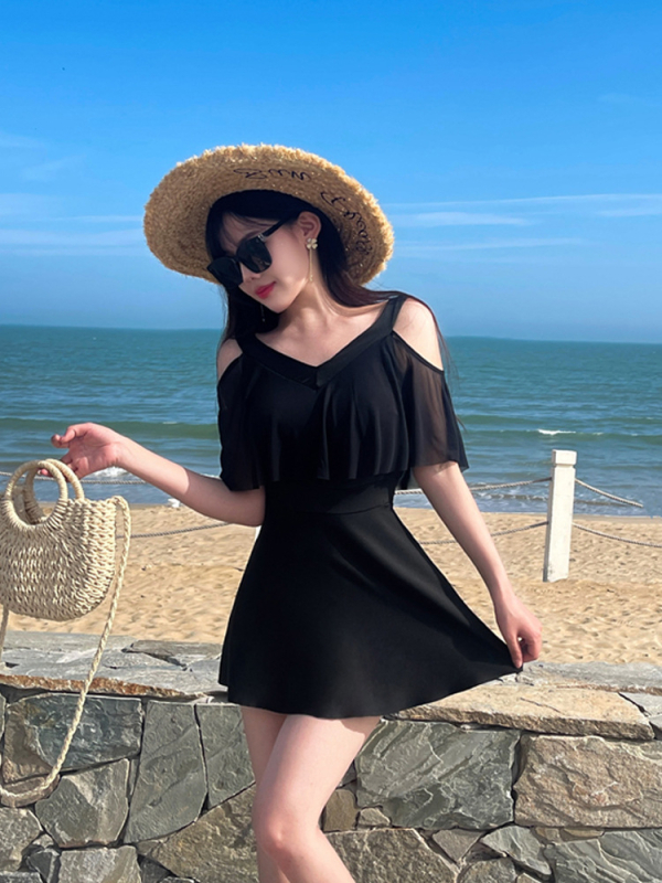 Női split fürdőruha – egy darabos, mellrésznél párnázott, egyszínű minta, poliészter anyag