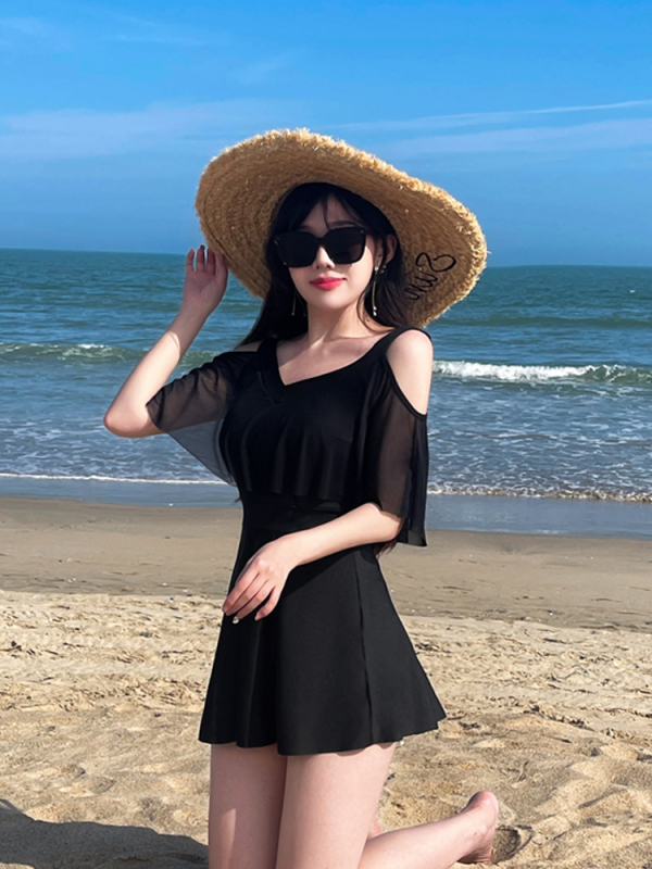 Női split fürdőruha – egy darabos, mellrésznél párnázott, egyszínű minta, poliészter anyag