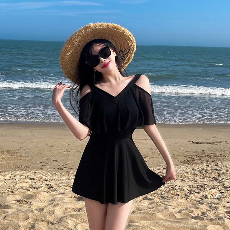 Női split fürdőruha – egy darabos, mellrésznél párnázott, egyszínű minta, poliészter anyag