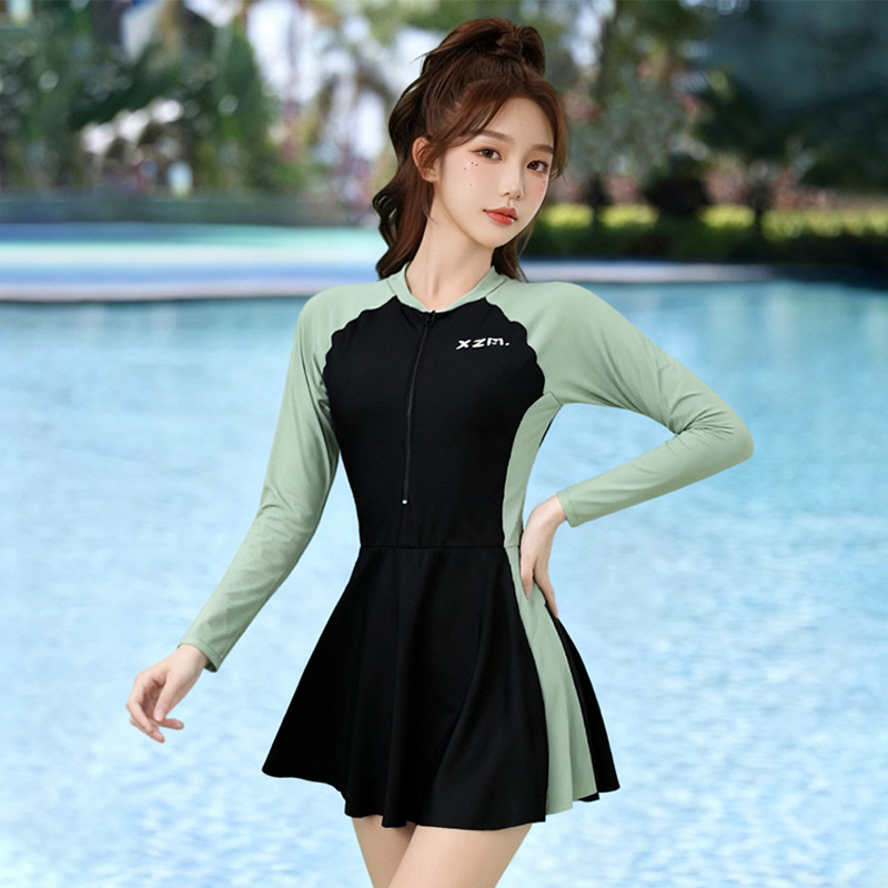 Női egyrészes fürdőruha, hosszú ujjú, 94% poliészter, 300 g, melltámaszbetéttel, acélmerevítés nélkül