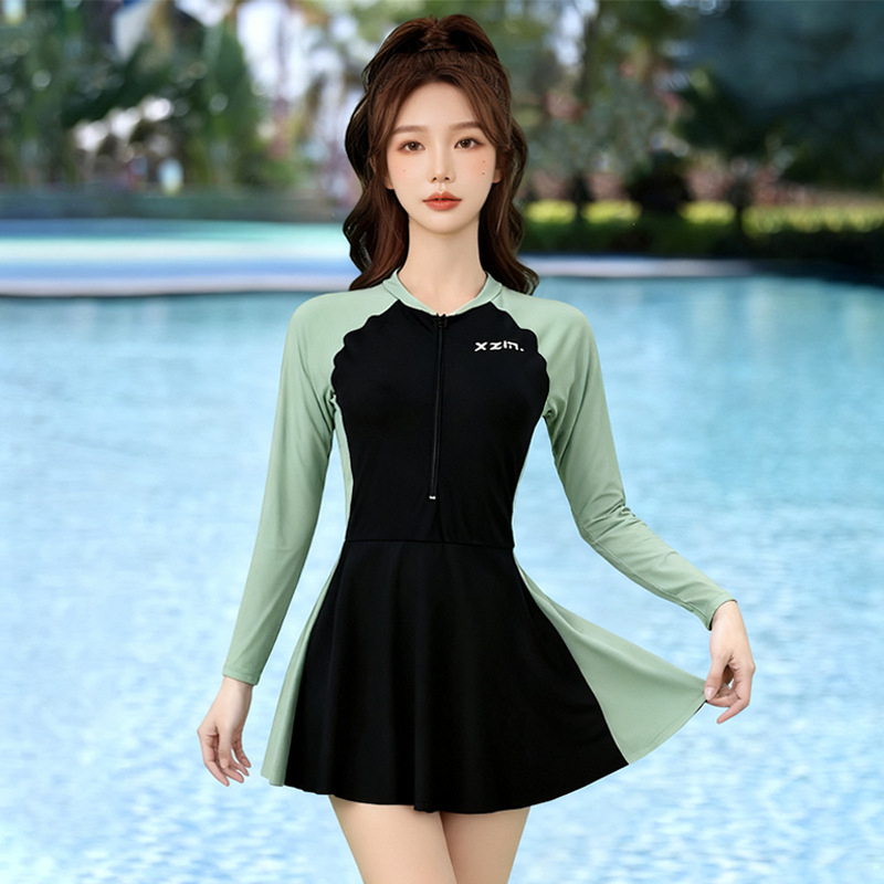 Női egyrészes fürdőruha, hosszú ujjú, 94% poliészter, 300 g, melltámaszbetéttel, acélmerevítés nélkül