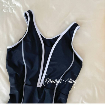 Női egyrészes fürdőruha – karcsú derék, mellpárnázott felsőrész, konzervat fedés; poliészter anyag