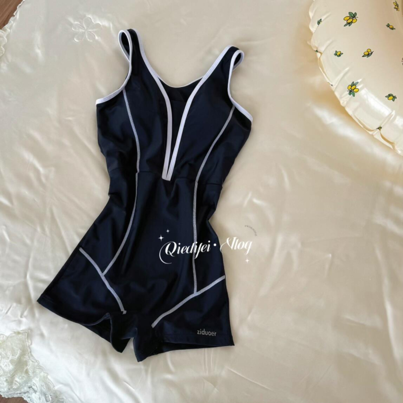 Női egyrészes fürdőruha – karcsú derék, mellpárnázott felsőrész, konzervat fedés; poliészter anyag