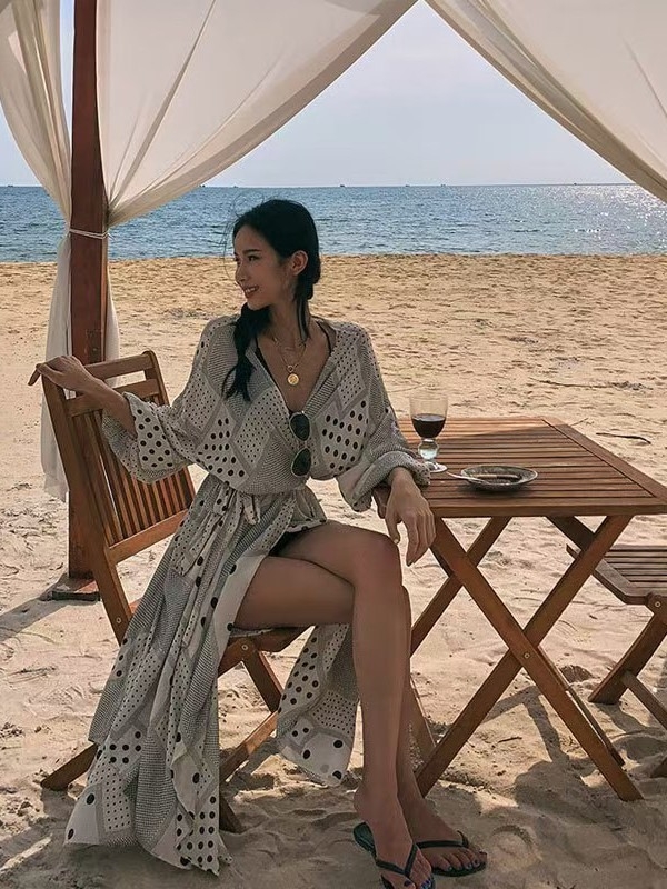 Egyrészes fürdőruha mély V-nyakkal és hátsó nyitott kivágással; hasfedés; melltámasz beépített