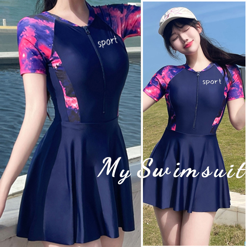Plus-size ženski jednodijelni kupaći kostim, konzervativan stil, prikriva obline, vizualno čini figuru vitkijom, dojam luksuza, pogodan za termalne kupke.