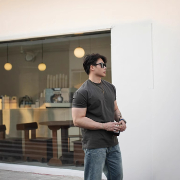 Férfi rövid ujjú póló, laza szabás, kerek nyakú, pamut-poliészter keverék 65% pamut, 35% poliészter, gyorsan száradó, lélegző, hűsítő, nyárra