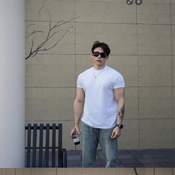 Férfi rövid ujjú póló, laza szabás, kerek nyakú, pamut-poliészter keverék 65% pamut, 35% poliészter, gyorsan száradó, lélegző, hűsítő, nyárra