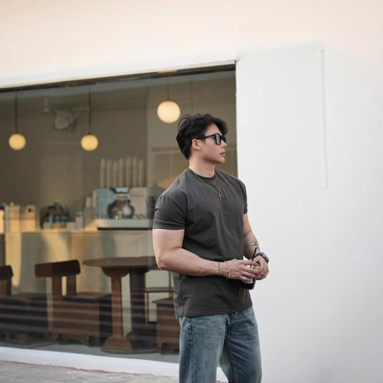 Férfi rövid ujjú póló, laza szabás, kerek nyakú, pamut-poliészter keverék 65% pamut, 35% poliészter, gyorsan száradó, lélegző, hűsítő, nyárra