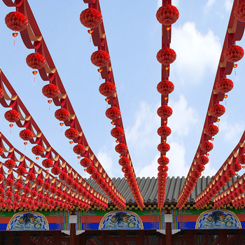 Εξωτερικός γαμήλιος διακοσμητικός εξοπλισμός: κορδέλα γιρλάντα με φαναράκια διπλής χαράς και μικρά πολύχρωμα σηματάκια για τη διαμόρφωση αυλής (Κατηγορία: διακόσμηση σκηνής; Υλικό: κορδέλα; Εισαγωγή: Όχι; Άδεια IP: Όχι; Δώρο: Όχι)