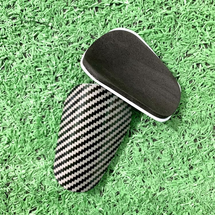 Futballhoz készült karbon rost mintázatú lábszárvédő, műanyagból, mini/master modell, felnőtteknek és gyerekeknek, futáshoz, kerékpározáshoz és lábvoliba alkalmas
