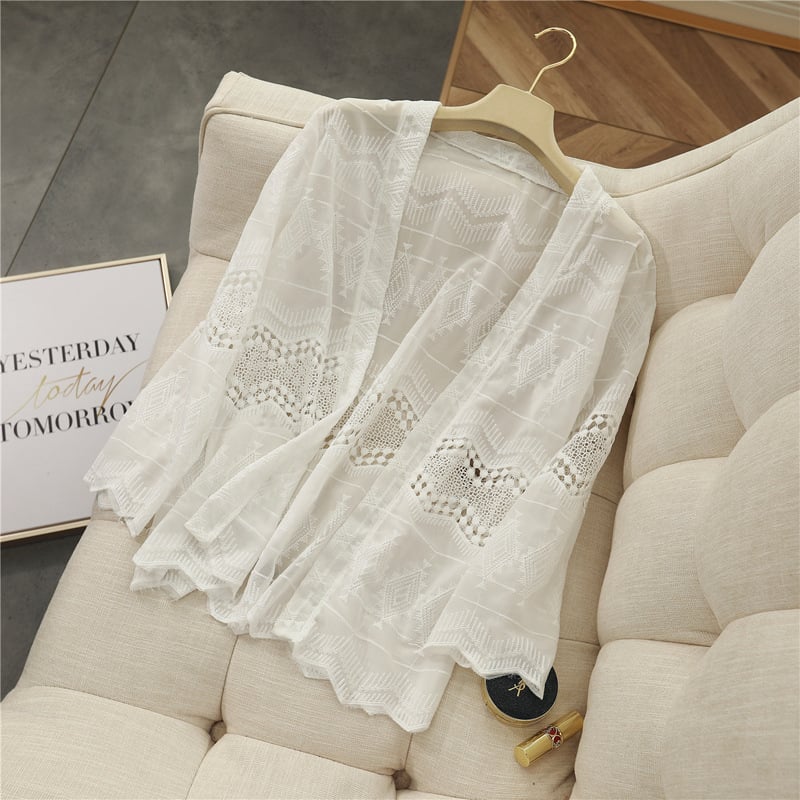 Napvédő strand kardigán csipke hímzéssel, pamut-keverék anyag, geometriai minta, laza szabás, 3/4-es ujjak