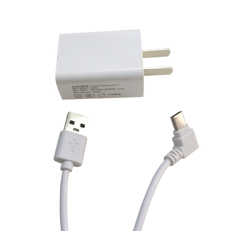 Zidni sat s vanjskim napajanjem, plastičnim kućištem, plastičnim brojčanikom, moderni minimalistički stil