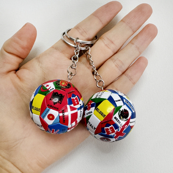 Pandantiv breloc pentru fotbal cu drapelul lumii – Material plastic, Autorizare IP: Nu, Accesoriu pentru chei