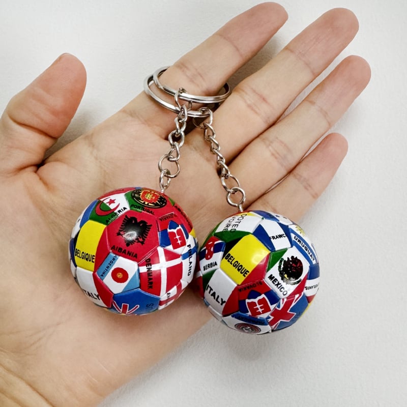 Pandantiv breloc pentru fotbal cu drapelul lumii – Material plastic, Autorizare IP: Nu, Accesoriu pentru chei