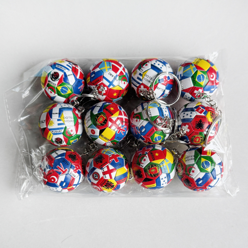 Pandantiv breloc pentru fotbal cu drapelul lumii – Material plastic, Autorizare IP: Nu, Accesoriu pentru chei