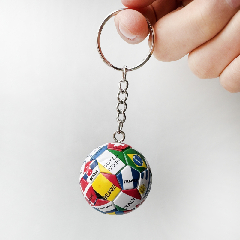 Pandantiv breloc pentru fotbal cu drapelul lumii – Material plastic, Autorizare IP: Nu, Accesoriu pentru chei
