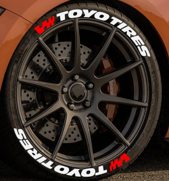 Auto naljepnice za gume s 3D slovima – spojeni dizajn, PVC mekani plast, samoljepljive, set od 4 komada