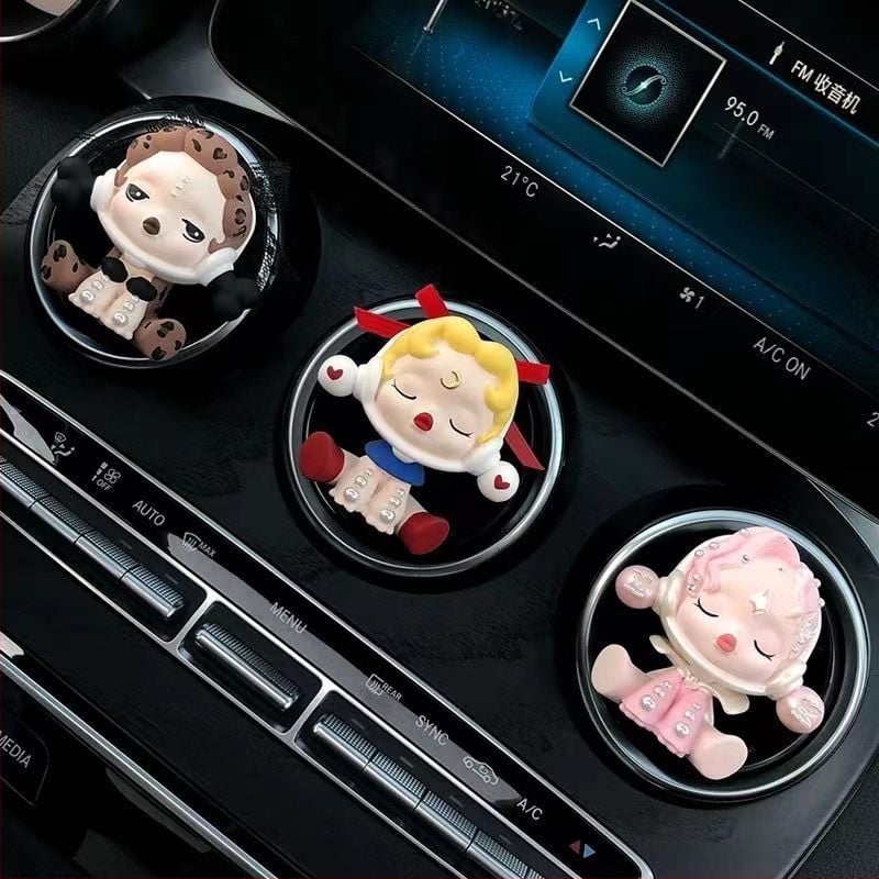 Auto aromaterapijska dekoracija za ventilacijski otvor, Mercedes-Benz unutarnja dekoracija, slatka lutkica privjesak za žene; materijal: žbuka; ugradnja: klip na ventilacijski otvor; miris: cvjetni; funkcije: dekoracija, miris