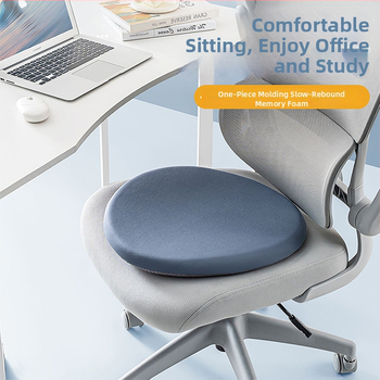 Kör alakú memóriahabos párna tej-selyem huzattal, varrásos, könnyed luxus stílus; egész éves használatra; ideális irodába, tatamira, kanapéra, autóba és étkezőszékekhez