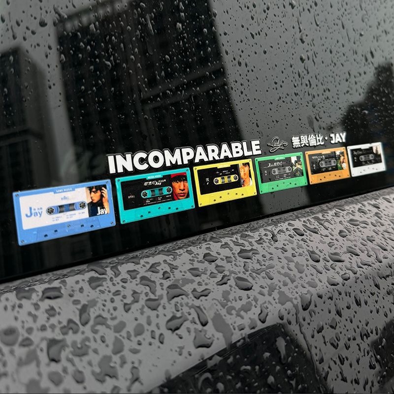 Autó karosszéria matrica – Jay Chou albumborító dizájn, mintázat: karakter, felhelyezés: szívócsésze, anyag: egyéb