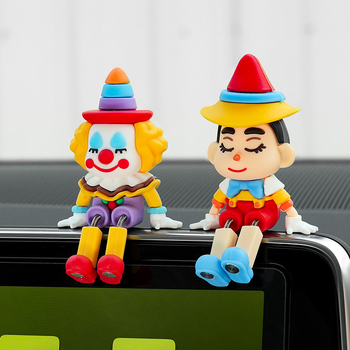 Автомобилен декоративен аксесоар – кукла с треперещи крака (материал: гума; стил: карикатура; функция: намалява стреса)