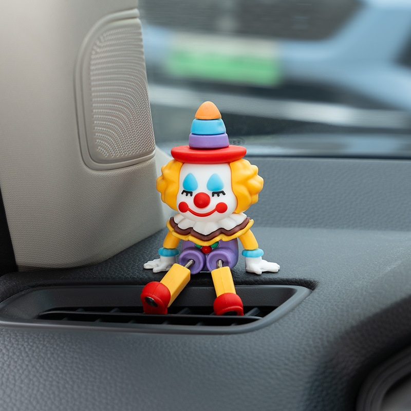 Автомобилен декоративен аксесоар – кукла с треперещи крака (материал: гума; стил: карикатура; функция: намалява стреса)