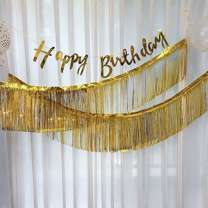 Διακοσμητικό σκηνής τύπου Site layout με γιρλάντα φουντών και επάνω πανό διακόσμησης για παιδικά γενέθλια (Υλικό: Πλαστικό; Τύπος υλικού: κορδέλα; Κατάλληλες περιστάσεις: Γενέθλια, Συναυλία; Δώρο: Ναι)