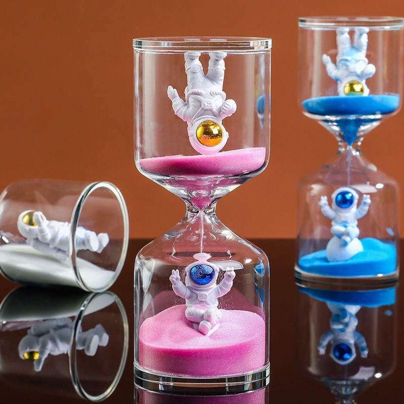 Pješčani sat s dizajnom astronauta — ručna izrada, stakleni dekorativni predmet, moderni minimalistički stil