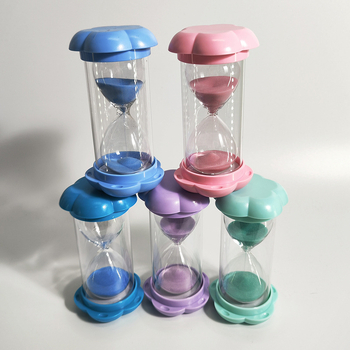 Pješčani sat od visoko borosilikatnog stakla, proces taljenja, Cloud Building Hourglass, moderan minimalistički stil (Visoko borosilikatno staklo; proces taljenja; Cloud Building Hourglass; Modern minimalist style)