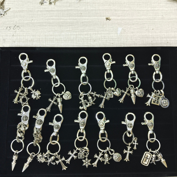 Retro kereszt medálos kulcstartó – réz, elektroplakolás, mintázat: kereszt/Korona/Római számok, stílus: retro, medál stílus, 2025 tavasza