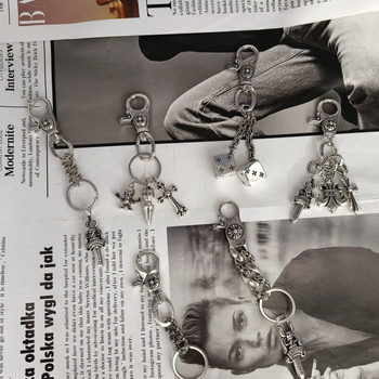 Retro kereszt medálos kulcstartó – réz, elektroplakolás, mintázat: kereszt/Korona/Római számok, stílus: retro, medál stílus, 2025 tavasza