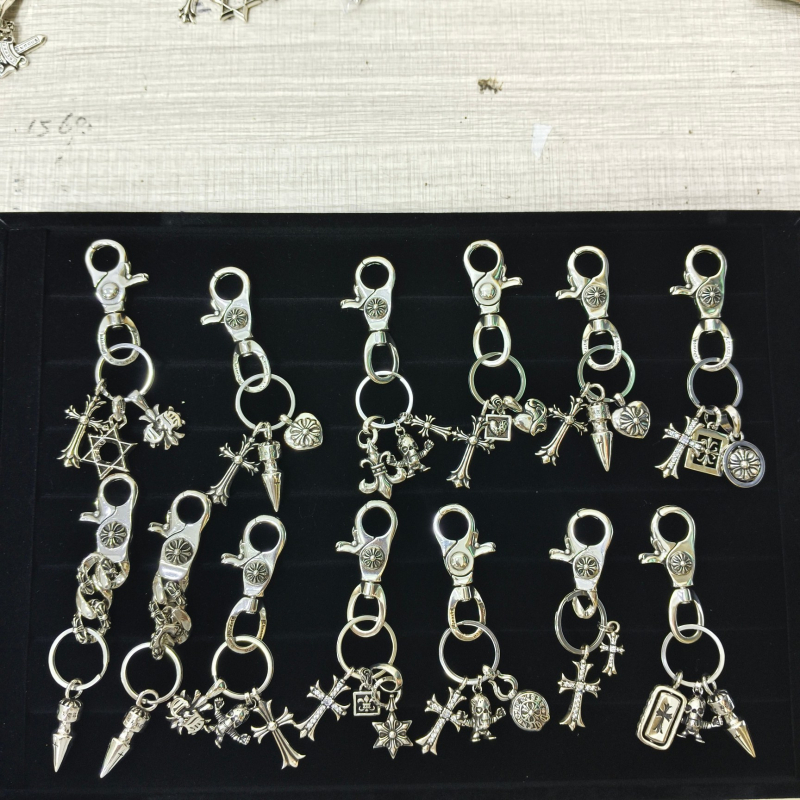 Retro kereszt medálos kulcstartó – réz, elektroplakolás, mintázat: kereszt/Korona/Római számok, stílus: retro, medál stílus, 2025 tavasza