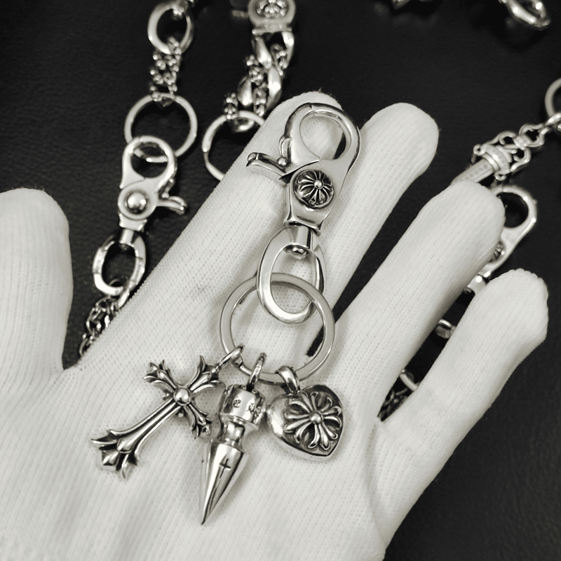 Retro kereszt medálos kulcstartó – réz, elektroplakolás, mintázat: kereszt/Korona/Római számok, stílus: retro, medál stílus, 2025 tavasza