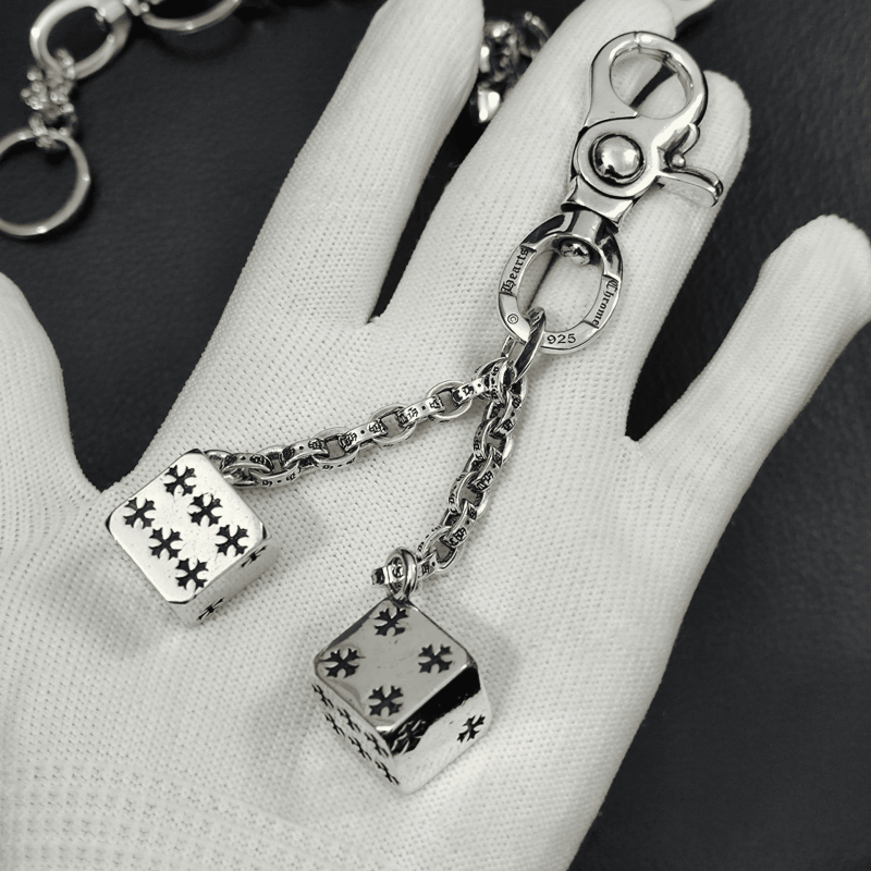 Retro kereszt medálos kulcstartó – réz, elektroplakolás, mintázat: kereszt/Korona/Római számok, stílus: retro, medál stílus, 2025 tavasza