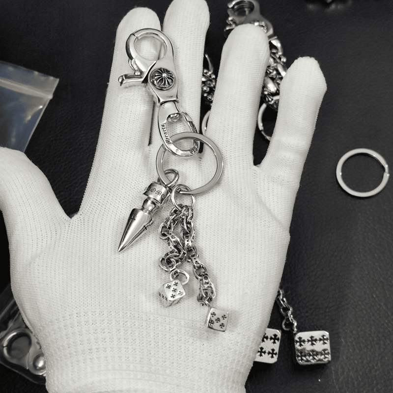 Retro kereszt medálos kulcstartó – réz, elektroplakolás, mintázat: kereszt/Korona/Római számok, stílus: retro, medál stílus, 2025 tavasza