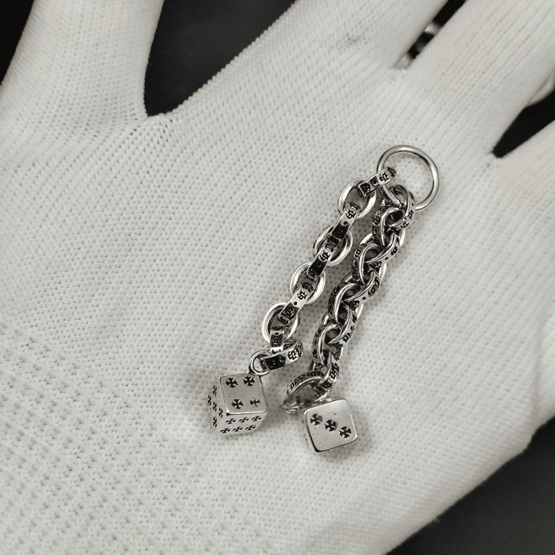 Retro kereszt medálos kulcstartó – réz, elektroplakolás, mintázat: kereszt/Korona/Római számok, stílus: retro, medál stílus, 2025 tavasza