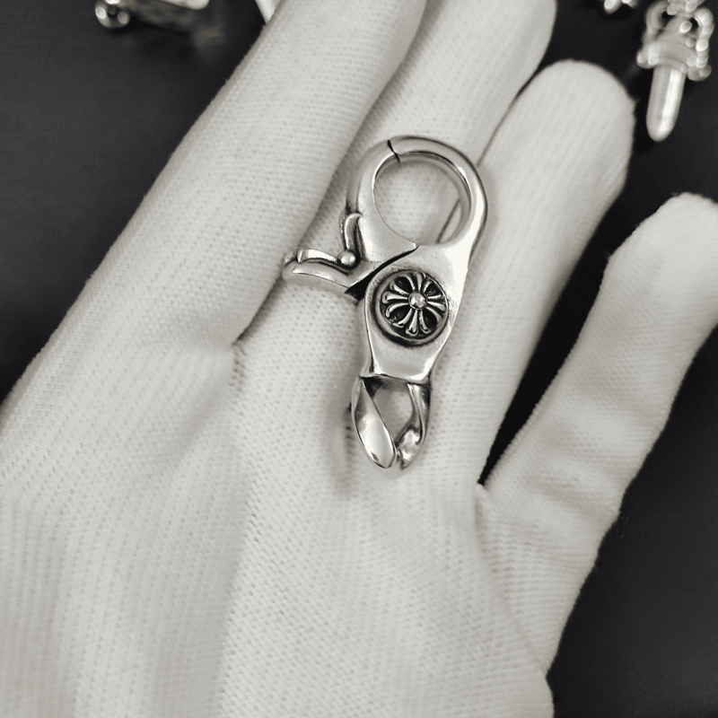 Retro kereszt medálos kulcstartó – réz, elektroplakolás, mintázat: kereszt/Korona/Római számok, stílus: retro, medál stílus, 2025 tavasza