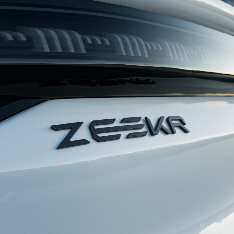 Zeekr 001/007 karosszériás matrica – cinkötvözet, ragasztóval történő felszerelés, LEIXIN, matt fémhatás, sportos stílus