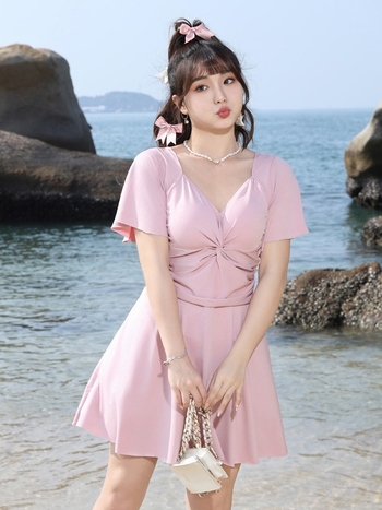 Costum de baie întreg, cu pernă pentru bust, acoperire a burții, croială cu fustă, culoare solidă, material poliester