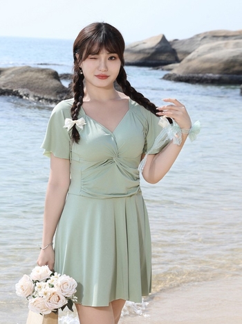 Costum de baie întreg, cu pernă pentru bust, acoperire a burții, croială cu fustă, culoare solidă, material poliester