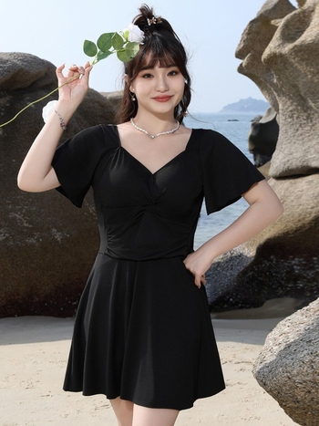 Costum de baie întreg, cu pernă pentru bust, acoperire a burții, croială cu fustă, culoare solidă, material poliester