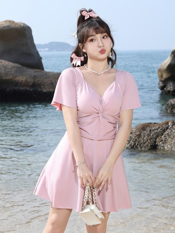 Costum de baie întreg, cu pernă pentru bust, acoperire a burții, croială cu fustă, culoare solidă, material poliester