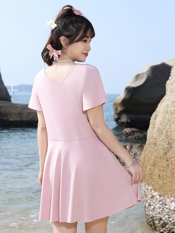 Costum de baie întreg, cu pernă pentru bust, acoperire a burții, croială cu fustă, culoare solidă, material poliester