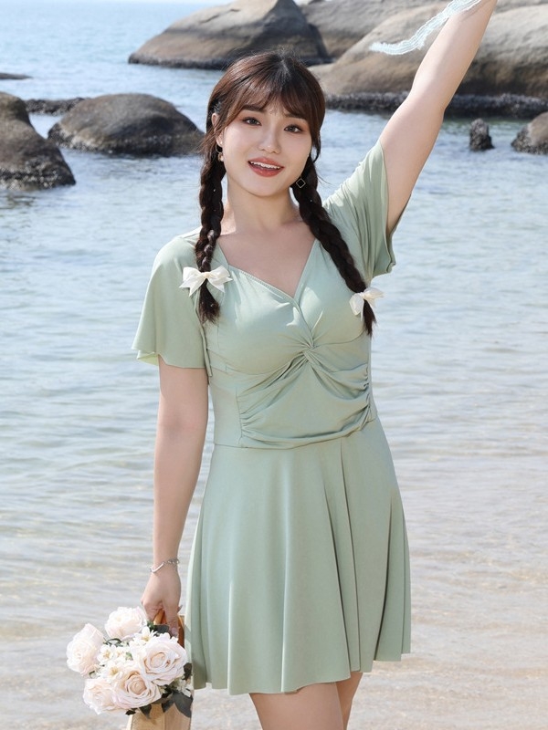 Costum de baie întreg, cu pernă pentru bust, acoperire a burții, croială cu fustă, culoare solidă, material poliester