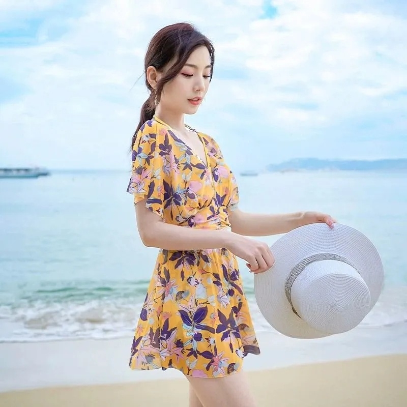 Ao Jiao Női virágos tej-selyem anyagú egyrészes fürdőruha, rövid ujjú, 80% poliészter