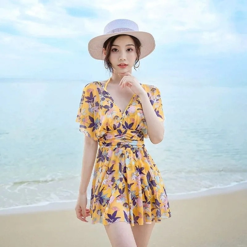 Ao Jiao Női virágos tej-selyem anyagú egyrészes fürdőruha, rövid ujjú, 80% poliészter