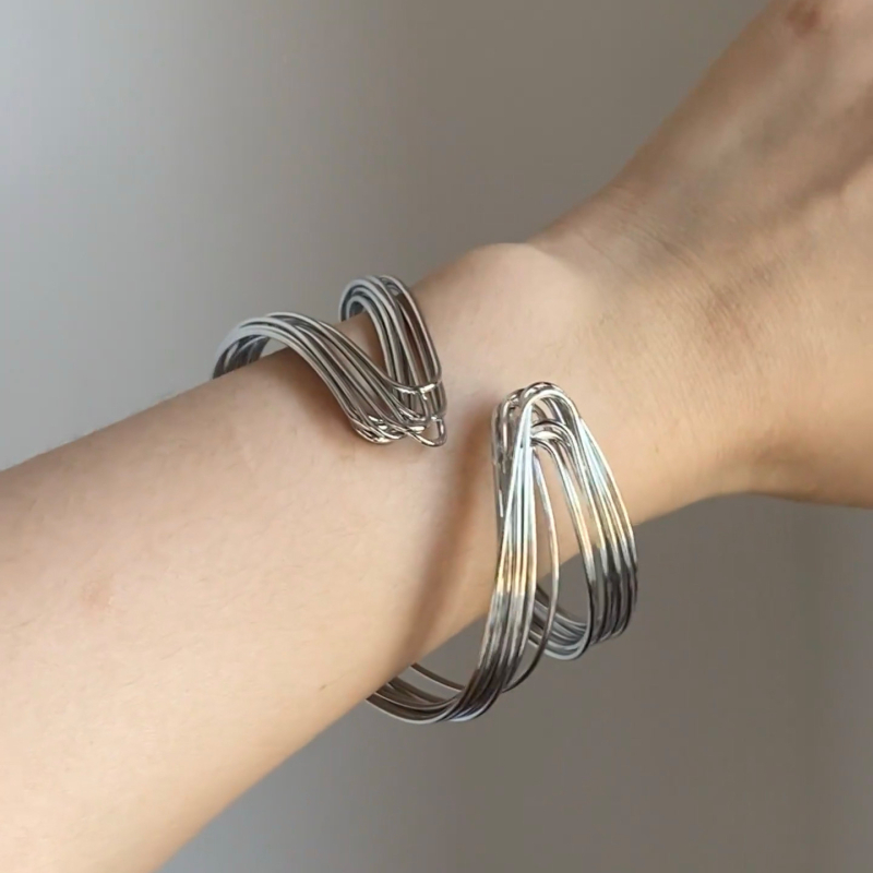 Metalni unisex narukvica s geometrijskim dizajnom u retro-futurističkom stilu, polirana površina, porijeklo Yiwu, ljeto 2025 — Yiming jewelry