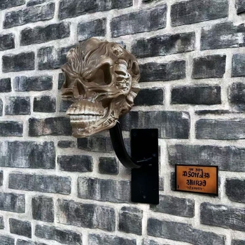 Διακοσμητικό τοίχου από ρητίνη με κρανίο σε μορφή κράνους μοτοσικλέτας, κρεμαστό διακοσμητικό για σπίτι και αυλή (Υλικό: ρητίνη; Μορφή: κράνος μοτοσικλέτας; Κατηγορία: κατασκευές από ρητίνη)