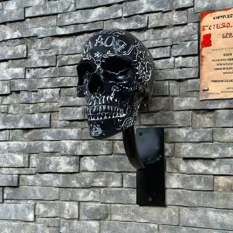 Διακοσμητικό τοίχου από ρητίνη με κρανίο σε μορφή κράνους μοτοσικλέτας, κρεμαστό διακοσμητικό για σπίτι και αυλή (Υλικό: ρητίνη; Μορφή: κράνος μοτοσικλέτας; Κατηγορία: κατασκευές από ρητίνη)