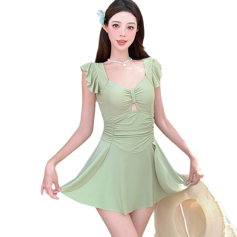 Costum de baie întreg cu stil fustă, conservator, cu cupă pentru bust; țesătură Milk Silk, poliester 94%, căptușeală poliester 96%, mâneci scurte